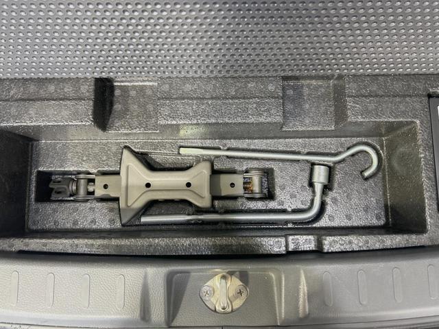 ワゴンRスティングレー X 禁煙車 スマートキー HIDヘッド フォグランプ オートエアコン 純正14インチアルミ CD 革巻きステアリング シートリフター バニティミラー 電動格納ミラー チルトステアリング イモビライザー(43枚目)