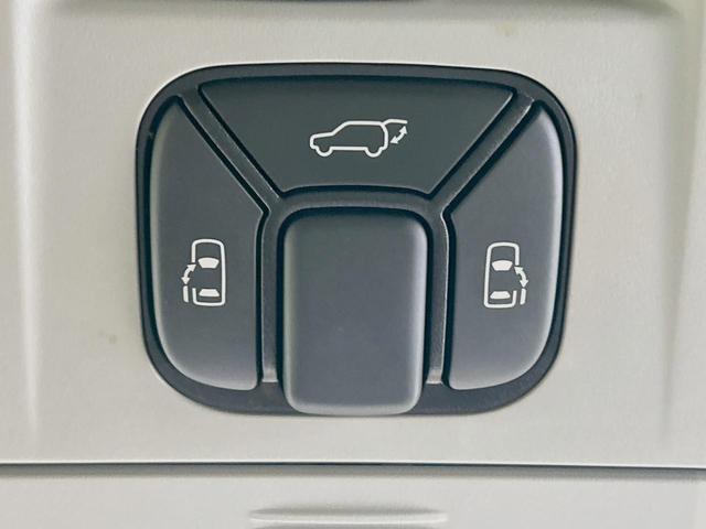 【両側パワースライドドア】スマートキーや運転席のスイッチで後席両側スライドドアの開閉が可能♪電動だから力を入れてドアを開ける必要が無く、小さなお子様でも簡単に開け閉めでき快適です♪