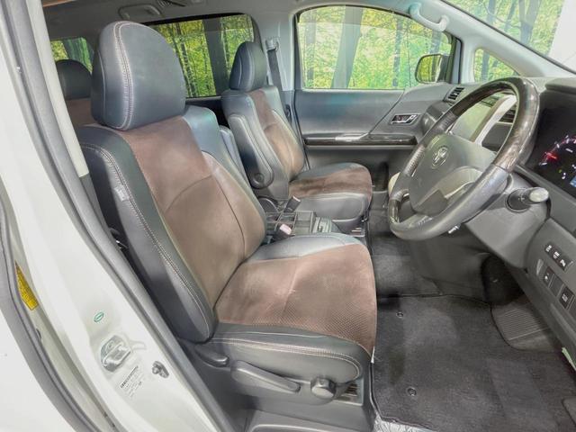 【ハーフレザーシート】高級感と座り心地を両立した人気のシート♪背面・座面のファブリック素材は、通気性の良さや滑りにくさに優れています。気温や服装に左右されず快適にお乗りいただけます。