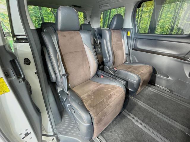 後部座席も気になるようなキズ・汚れやへたり等、大きなダメージはなく、良好な状態です。