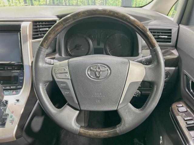 【ウッドコンビステアリング】高級感ある木目調パーツを採用した手に良く馴染むコンビハンドル。運転席廻りの雰囲気も一気に豪華になります!