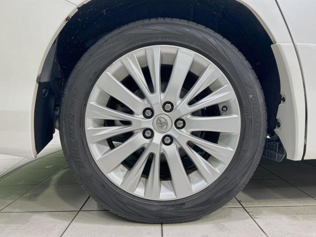 【純正１８インチアルミホイール】外観にマッチした純正アルミホイールを装着しております。各種社外アルミホイールや、スタッドレスタイヤも取扱いしております。是非ご相談ください♪