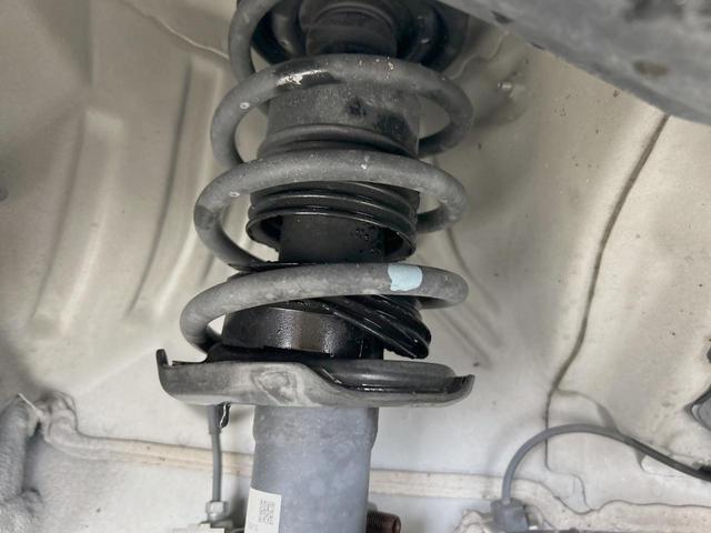 お車を安心してお乗りいただく為には、足回りの定期点検が欠かせません。サービスサポート（有償保証）では無料点検もご提供しており、安心のカーライフをお過ごしいただけるサポート体制が整っています。