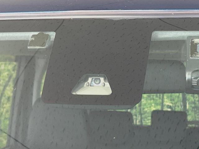 【スマートアシスト】走行中に前方の車両等を認識し、衝突しそうな時は警報とブレーキで衝突回避と被害軽減をアシスト。より安全にドライブをお楽しみいただけます。