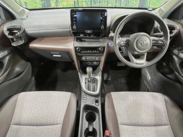 ヤリスクロス ハイブリッドＺ　全周囲カメラ　ブラインドスポットモニター　ハーフレザーシート　パワーシート　ドラレコ　コーナーセンサー　スマートキー　ＬＥＤヘッド　ＥＴＣ２．０　純正１８インチアルミ　オートハイビーム　オートライト（2枚目）