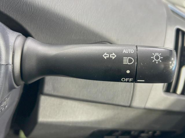 プリウス L 禁煙車 ビルトインETC 純正15インチアルミ オートライト オートエアコン Bluetooth CD 地デジ スマートキー パワーウィンドウ プライバシーガラス(28枚目)