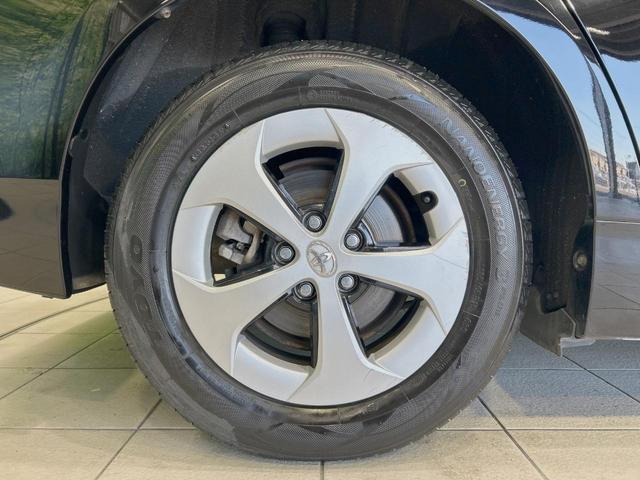 プリウス L 禁煙車 ビルトインETC 純正15インチアルミ オートライト オートエアコン Bluetooth CD 地デジ スマートキー パワーウィンドウ プライバシーガラス(52枚目)