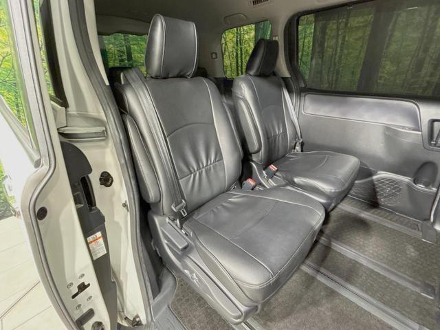 二列目中央はウォークスルーとなっております。二列目と三列目の移動や乗り降りがとっても楽になるので、乗り降りの際もストレスを感じることはありません♪