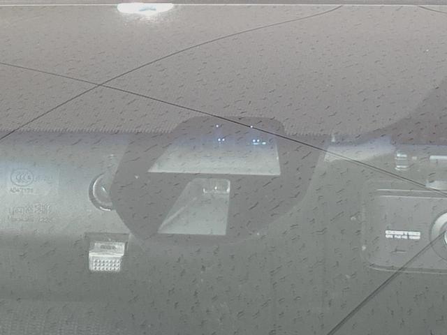 【シティブレーキアクティブシステム】低速走行中に前方の車両等を認識し、衝突しそうな時は警報とブレーキで衝突回避と被害軽減をアシスト。より安全にドライブをお楽しみいただけます。