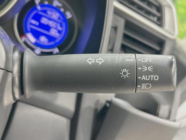 【オートライト】周りの明るさに応じて自動でヘッドライトの点灯・消灯ができる機能です！ライトの付け忘れ・消し忘れなどが無くなり、雨の日や夕方の走行も安心！トンネル通過時も便利ですね♪
