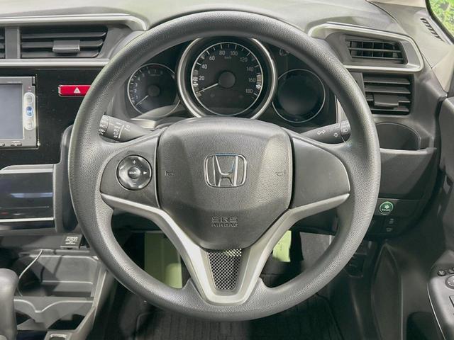 インテリアに合わせたデザインのステアリングは、運転される方のことも考え、運転しやすい形状、大きさです。是非一度、実際に触ってお確かめください。