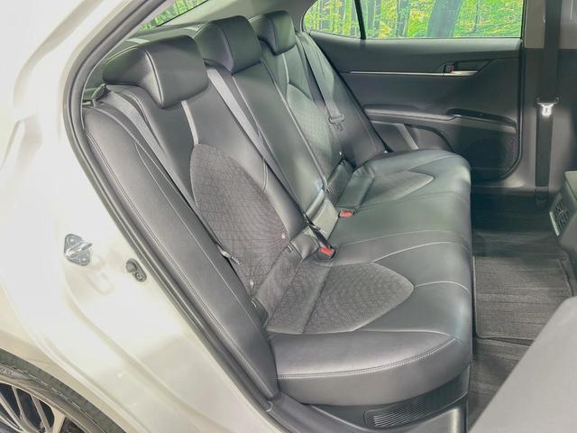 カムリ ＷＳレザーパッケージ　禁煙車　セーフティセンス　純正８型ナビ　バックカメラ　Ｂｌｕｅｔｏｏｔｈ　フルセグ　ＥＴＣ　シートヒーター　ＬＥＤヘッド　ＢＳＭ　パワーシート　黒革シート　オートブレーキホールド　レーダークルーズ（9枚目）