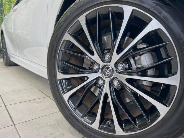 カムリ ＷＳレザーパッケージ　禁煙車　セーフティセンス　純正８型ナビ　バックカメラ　Ｂｌｕｅｔｏｏｔｈ　フルセグ　ＥＴＣ　シートヒーター　ＬＥＤヘッド　ＢＳＭ　パワーシート　黒革シート　オートブレーキホールド　レーダークルーズ（13枚目）