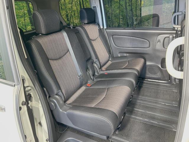 �Z�J���h�V�[�g�͒������������ƂȂ��Ă���A�X���C�h����ΒʘH�X�y�[�X���o��I�O��̈ړ����Ƃ��Ă��ȒP�ł�