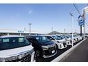 ズラッと並んだ展示車と大きな「N」の看板が目印です!