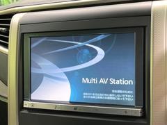 【純正８型ナビ】人気の純正ナビを装備しております。ナビの使いやすさはもちろん、オーディオ機能も充実！キャンプや旅行はもちろん、通勤や買い物など普段のドライブも楽しくなるはず♪ 3