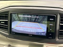 【バックカメラ】駐車時に後方がリアルタイム映像で確認できます。大型商業施設や立体駐車場での駐車時や、夜間のバック時に大活躍！運転スキルに関わらず、今や必須となった装備のひとつです！ 4