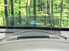 【ヘッドアップディスプレイ】現在の速度や走行情報をデジタル表示で運転席前方のガラスに投影！運転中、目線をずらさず必要な情報を確認できるのでとっても便利で安心！ 7