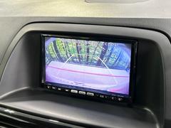 【バックカメラ】駐車時に後方がリアルタイム映像で確認できます。大型商業施設や立体駐車場での駐車時や、夜間のバック時に大活躍！運転スキルに関わらず、今や必須となった装備のひとつです！ 4