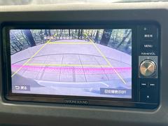 【バックカメラ】駐車時に後方がリアルタイム映像で確認できます。大型商業施設や立体駐車場での駐車時や、夜間のバック時に大活躍！運転スキルに関わらず、今や必須となった装備のひとつです！ 4