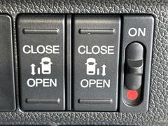 【両側パワースライドドア】スマートキーや運転席のスイッチで後席両側スライドドアの開閉が可能♪電動だから力を入れてドアを開ける必要が無く、小さなお子様でも簡単に開け閉めでき快適です♪ 5
