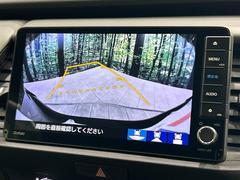 【バックカメラ】駐車時に後方がリアルタイム映像で確認できます。大型商業施設や立体駐車場での駐車時や、夜間のバック時に大活躍！運転スキルに関わらず、今や必須となった装備のひとつです！ 4