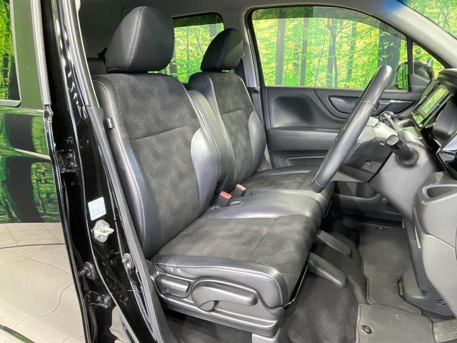 【ハーフレザーシート】高級感と座り心地を両立した人気のシート♪背面・座面のファブリック素材は、通気性の良さや滑りにくさに優れています。気温や服装に左右されず快適にお乗りいただけます。