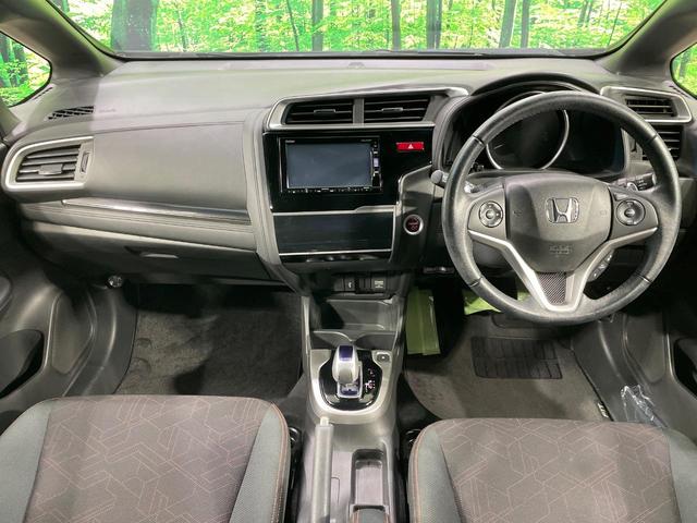 フィットハイブリッド Sパッケージ 禁煙車 純正SDナビ シティブレーキアクティブシステム クルーズコントロール LEDヘッド バックカメラ ETC 純正16インチアルミ スマートキー オートライト(2枚目)