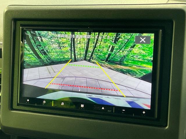【バックカメラ】駐車時に後方がリアルタイム映像で確認できます。大型商業施設や立体駐車場での駐車時や、夜間のバック時に大活躍！運転スキルに関わらず、今や必須となった装備のひとつです！