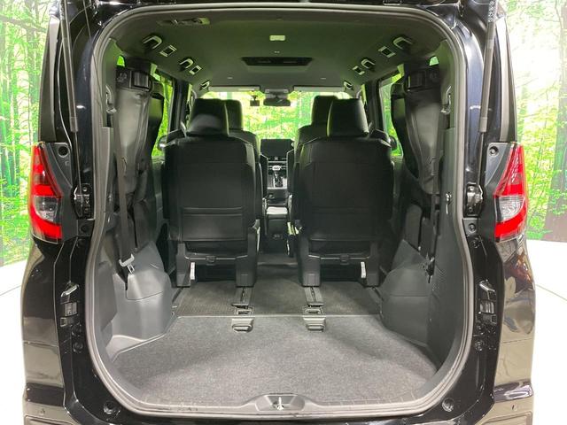 後席を格納すると、これだけの広さが！シーンに合わせたシートアレンジで、大きな荷物も積むことが出来ます♪