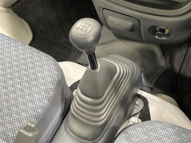 【フロア５速ＭＴ】５速マニュアル車！！スポーティーな走行をお楽しみいただけます♪