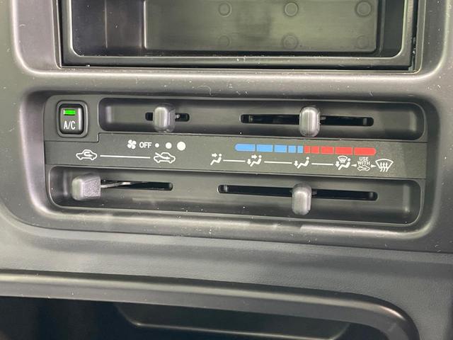 寒い冬も暑い夏も全席に快適な空調を届けてくれる、ダイヤル式エアコンを装備♪