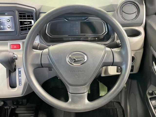 インテリアに合わせたデザインのステアリングは、運転される方のことも考え、運転しやすい形状、大きさです。是非一度、実際に触ってお確かめください。