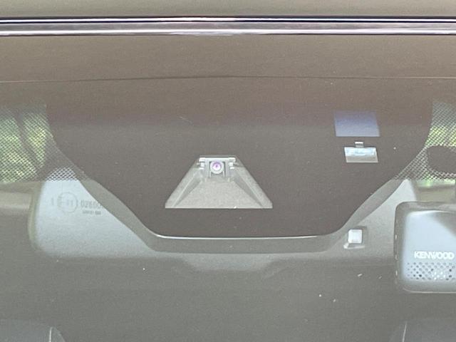 【プリクラッシュセーフティ】前方の車両等を検知し、衝突しそうな時は警報で注意を促し、ブレーキを踏む力をサポート。ブレーキを踏めなかった場合は衝突被害軽減ブレーキが作動、衝突回避をサポートします。