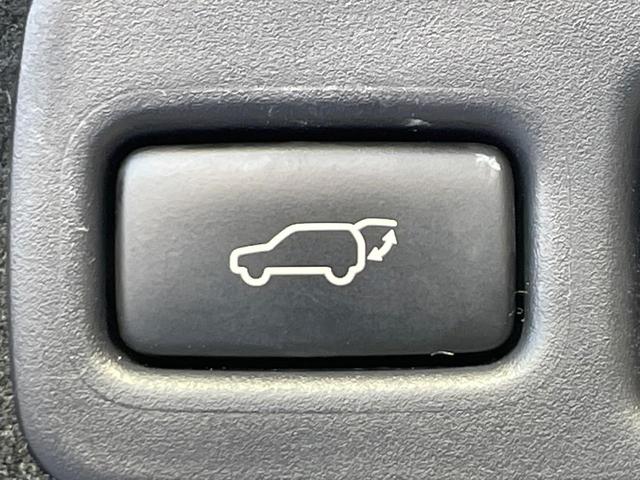 【パワーバックドア】スマートキーや運転席のボタンを押すだけでリアゲートが自動で開閉します！荷物を持っている時や、高い位置にあるバックドアを閉める際に便利な機能です♪