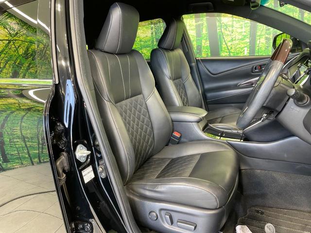 【ハーフレザーシート】高級感と座り心地を両立した人気のシート♪背面・座面のファブリック素材は、通気性の良さや滑りにくさに優れています。気温や服装に左右されず快適にお乗りいただけます。