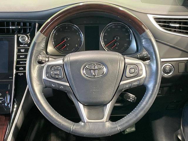 【ウッドコンビステアリング】高級感ある木目調パーツを採用した手に良く馴染むコンビハンドル。運転席廻りの雰囲気も一気に豪華になります！