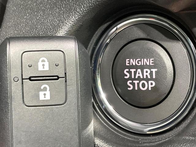 【キーレススタートシステム】カバンやポケットに入れたままでもドアの施錠・解錠が可能なスマートキーを装備。エンジンのオン・オフ時もカギを取り出す必要が無いからとっても便利です♪