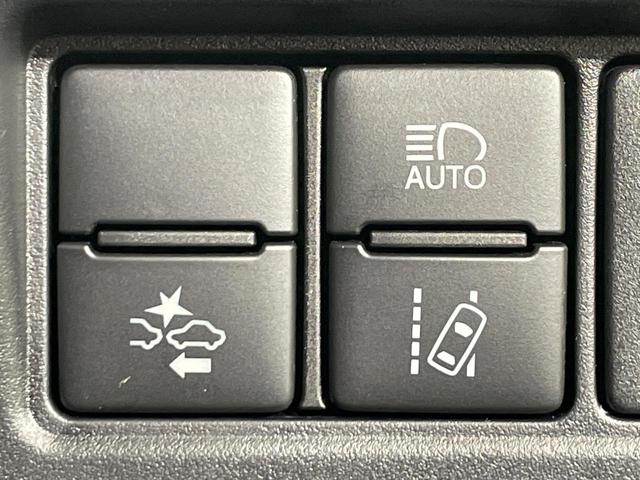 【レーントレーシングアシスト】高速道路走行時、車線からはみ出しそうになるとレーンの中央を走るようにステアリング操作をアシスト。より安全な運転をサポートしてくれます！