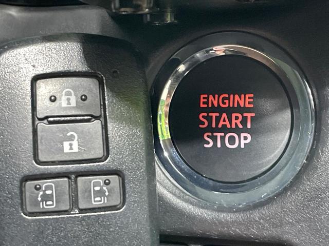 【スマートキー】カバンやポケットに入れたままでもドアの施錠・解錠が可能なスマートキーを装備。エンジンのオン・オフ時もカギを取り出す必要が無いからとっても便利です♪