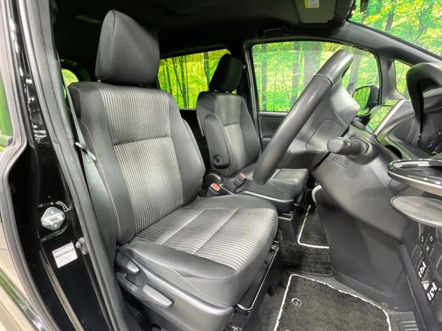 運転席まわりには十分なスペースがあり、大柄な方でもゆったり運転していただける環境です。