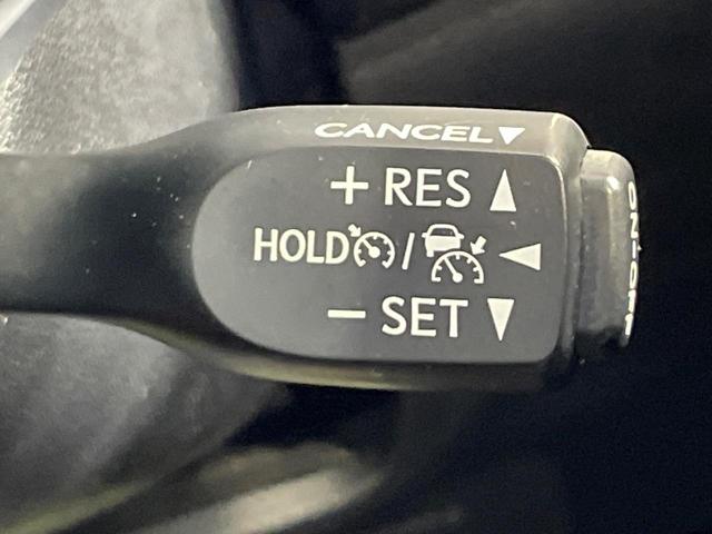 【レーダークルーズコントロール】高速道路での長距離走行が楽に！！自動で速度を保つクルーズコントロールが、衝突軽減システムと連携し、前方の車両を感知して車間を保つように速度調節してくれます！！