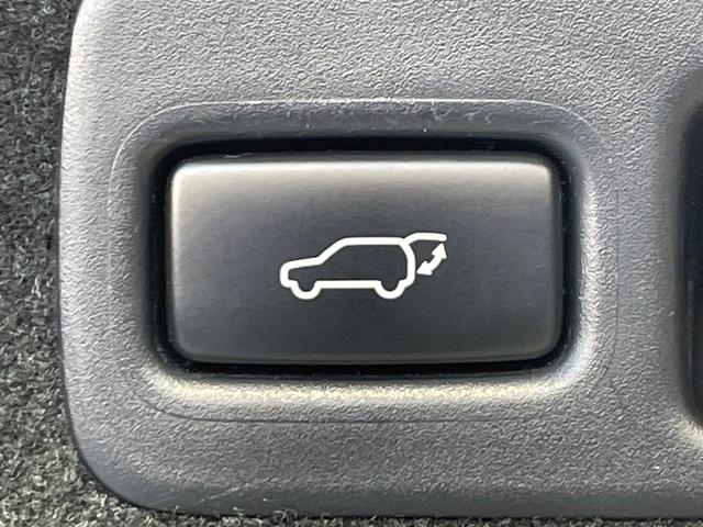 【パワーバックドア】スマートキーや運転席のボタンを押すだけでリアゲートが自動で開閉します！荷物を持っている時や、高い位置にあるバックドアを閉める際に便利な機能です♪