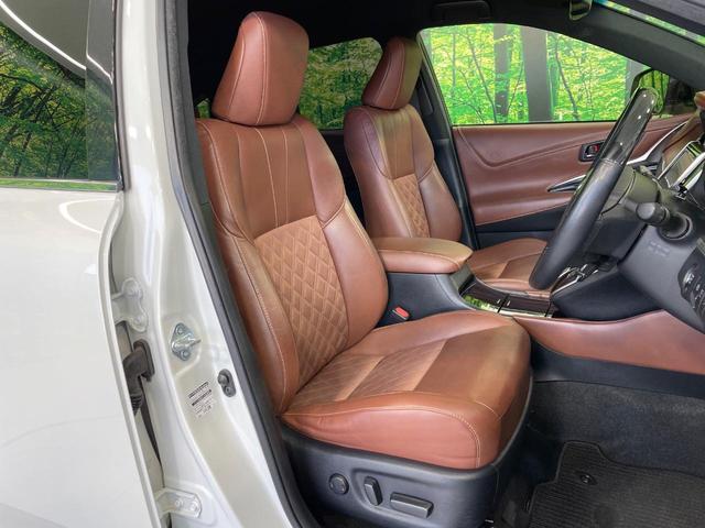 【ハーフレザーシート】高級感と座り心地を両立した人気のシート♪背面・座面のファブリック素材は、通気性の良さや滑りにくさに優れています。気温や服装に左右されず快適にお乗りいただけます。