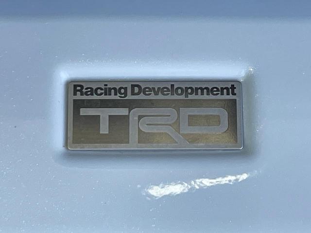 【ＴＲＤエアロ】人気のＴＲＤエアロを装備！クルマの外観がよりスタイリッシュになり、街中で存在感あふれる１台に♪将来買い替える時にもリセールに影響しやすく、価値ある人気の装備です！