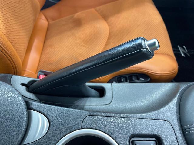フェアレディＺ バージョンＴ　禁煙車　メーカーナビ　ＢＯＳＥ　オレンジ革シート　パワーシート　シートヒーター　クリアランスソナー　ＨＩＤヘッド　バックカメラ　ＥＴＣ　純正１８インチアルミ　スマートキー　オートエアコン　オートライト（39枚目）