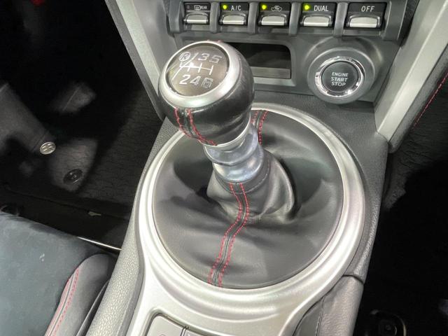 ８６ ＧＴリミテッド　禁煙車　ＳＤナビ　６速マニュアル車　クルーズコントロール　ハーフレザー　シートヒーター　ＨＩＤヘッド　バックカメラ　ＥＴＣ　純正１７インチアルミ　スマートキー　オートエアコン（5枚目）