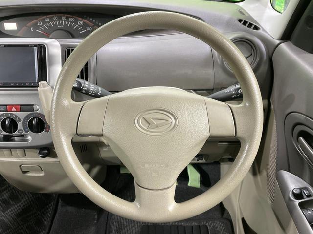 �C���e���A�ɍ��킹���f�U�C���̃X�e�A�����O�́A�^�]�������̂��Ƃ��l���A�^�]���₷���`��A�傫���ł��B�����x�A���ۂɐG���Ă��m���߂��������B