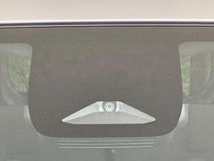 【トヨタセーフティセンス】走行中に前方の車両等を認識し、衝突しそうな時は警報とブレーキで衝突回避と被害軽減をアシスト。より安全にドライブをお楽しみいただけます。 3