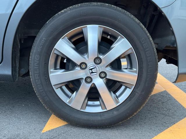 フリード GH メモリーナビ 電動スライドドア バックカメラ 禁煙車 HIDヘッド ETC オートライト オートエアコン 純正15インチアルミ CD DVD再生 地デジ(43枚目)